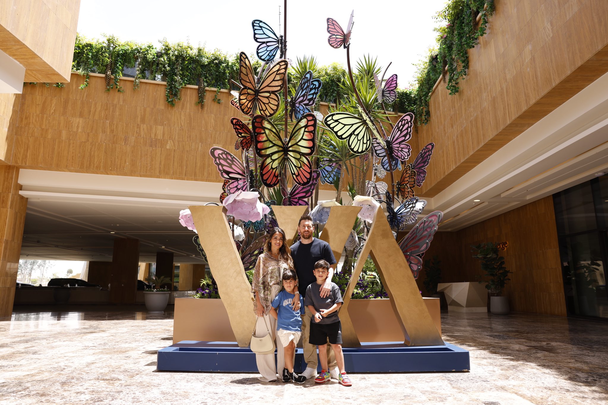 沙特旅游部长更新梅西动态:一家人一起玩游戏,进行VR体验