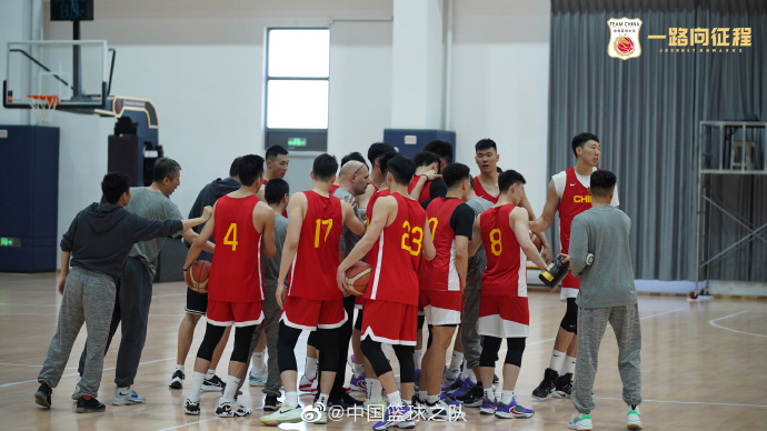 中国篮球之队官方再晒男篮短训营照片：周琦现身 乔帅坐镇