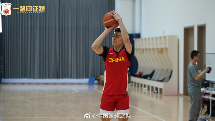 中国篮球之队官方再晒男篮短训营照片：周琦现身 乔帅坐镇
