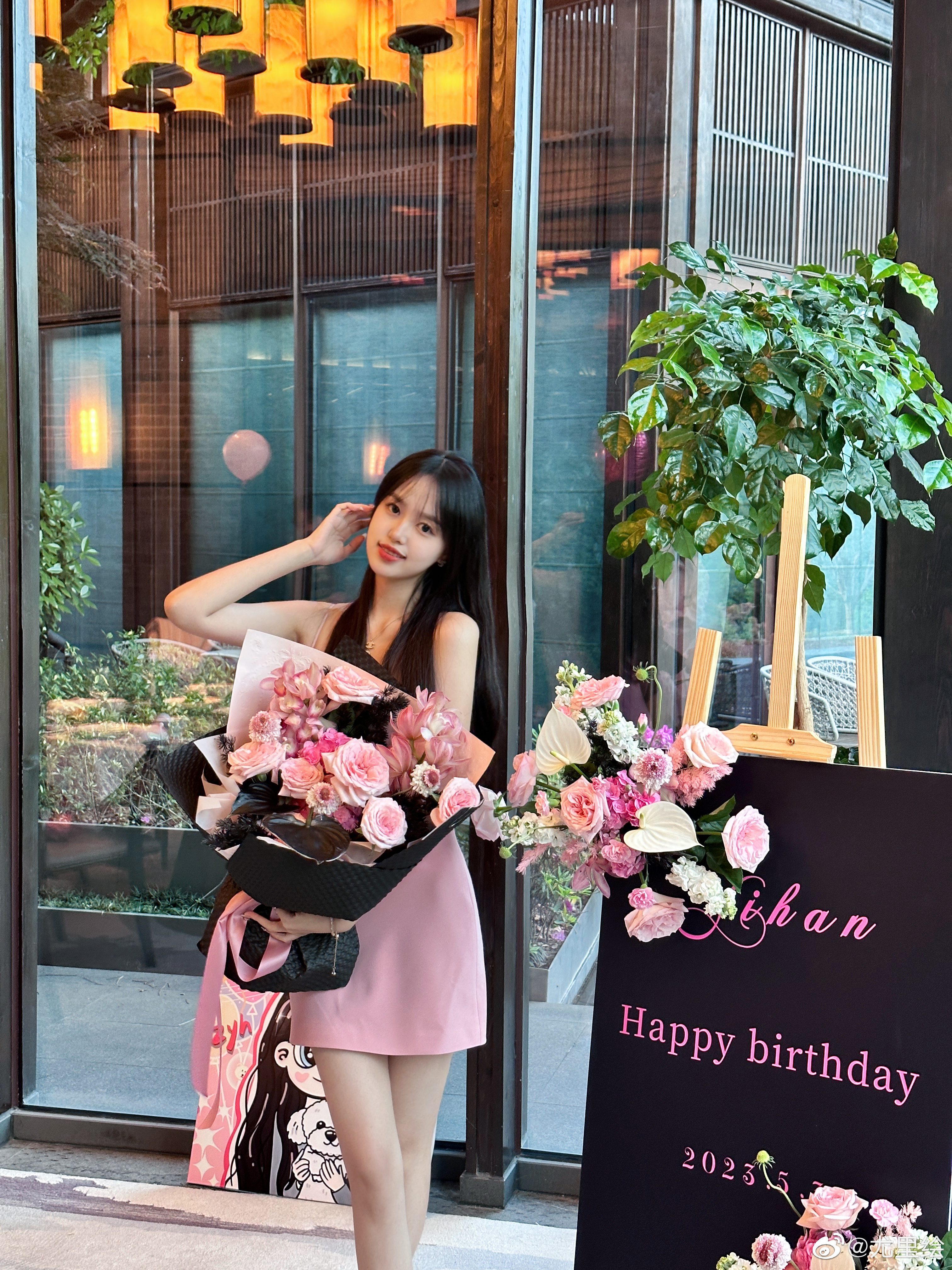 GALA女友生日晒照:价值2000粉色露背性感礼服裙勾勒白瘦身材