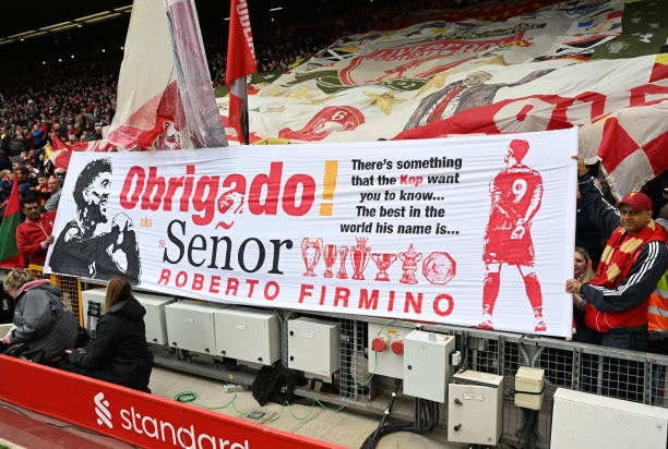 感谢！利物浦球迷竖起横幅致敬菲尔米诺