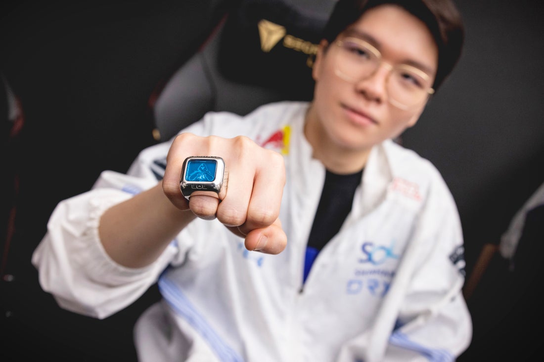 S12冠军上单选手Kingen直播透露：冠军皮肤一个月后上，6月初吧