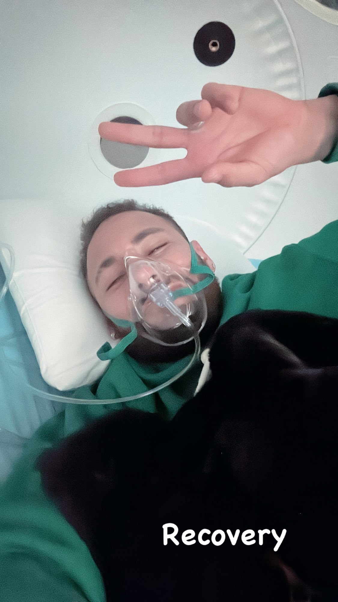 特殊疗法？内马尔晒照：口戴呼吸面罩，附文：恢复中