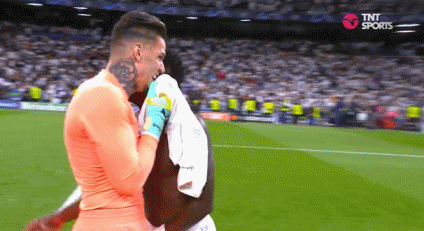 ?主打一个以和为贵！维尼修斯赛后与埃德森、沃克有说有笑