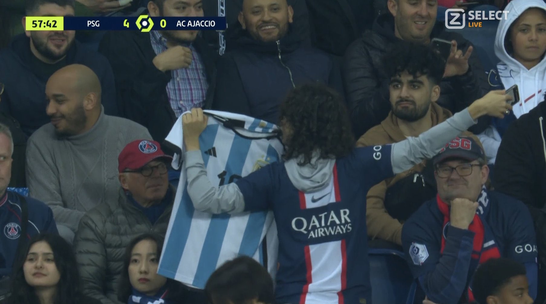 呜呼！巴黎看台上有球迷公然秀梅西的阿根廷10号球衣?