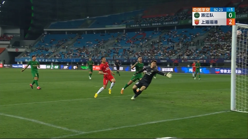 错失帽子戏法!奥斯卡世界级外脚背传中,武磊近距离垫射击中楣