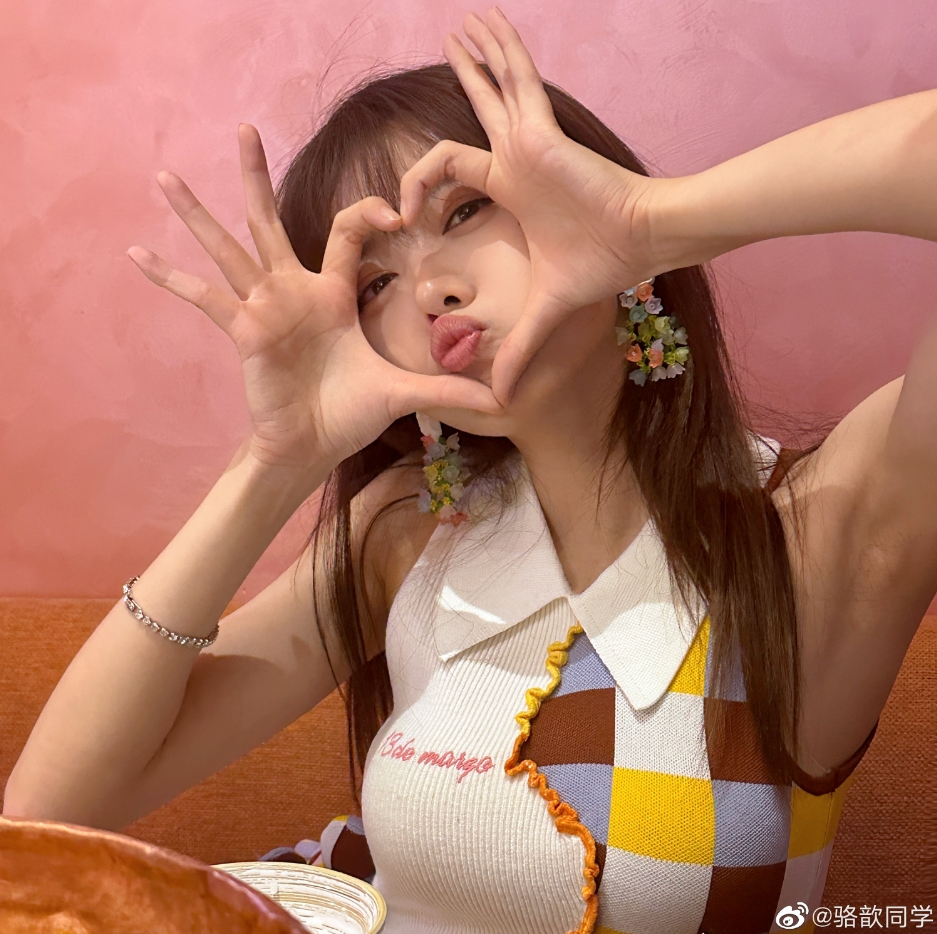 LPL女主持人骆歆晒照：双拼上衣，可爱比心?