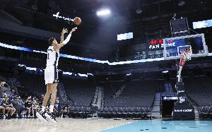 文班：我一突破就有兩三個人夾擊過來 這時我能輕松找到空位隊(duì)友