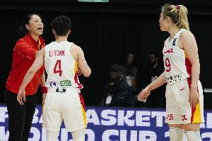 中国女篮半场40-18领先印尼女篮，进攻状态待提高