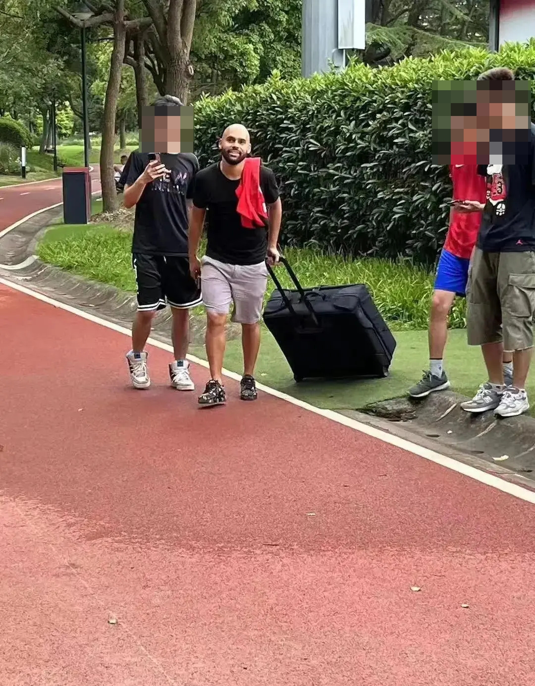 要走了？球迷拍到海港外援保利尼奧拎著行李箱，此前傳聞將被替換
