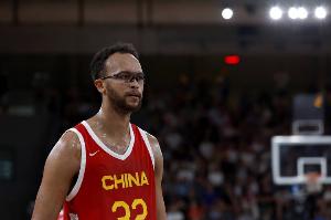 中国男篮与李凯尔合作机会降低 体坛评论家谈归化球员政策