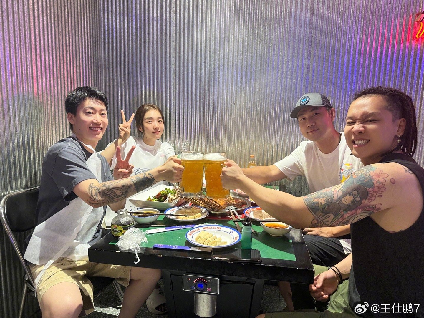 前CBA球员王仕鹏分享与电竞解说管泽元夫妻聚餐：Family go！