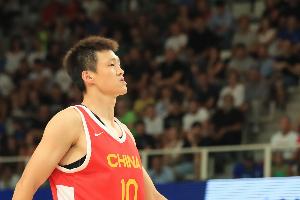 非常拼！周鵬半場(chǎng)三分4中2得6分1板1助