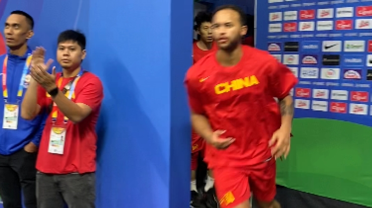 来了来了！中国男篮入场啦！一起为中国队本届世界杯首战加油！