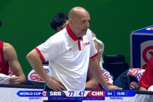 三節(jié)結(jié)束中國(guó)男籃落后30分 喬爾杰維奇場(chǎng)邊一臉無(wú)奈