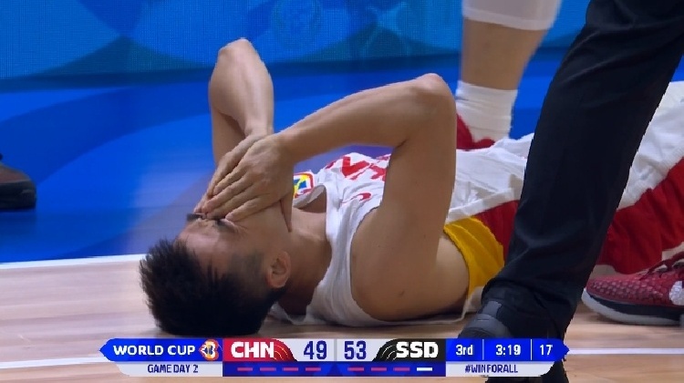 🤬你吹普通犯规？赵继伟飞身接球 被南苏丹球员一巴掌呼到脸上