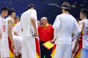 中国男篮再遭惨败 知名记者指出主教练更换不能解决问题