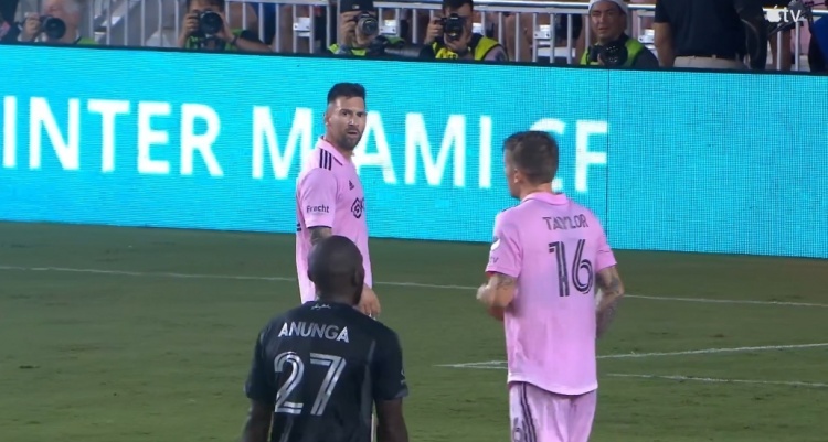 ??王之回瞪！泰勒禁區前一腳打飛，梅西遺憾拍腿&朝泰勒喊話