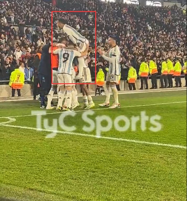 【万博足球】梅西破门后庆祝时，😯恩佐和帕雷德斯这撑杆跳高度👍