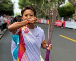 王霜传递亚运火炬，与云南大山足球女孩隔空互动