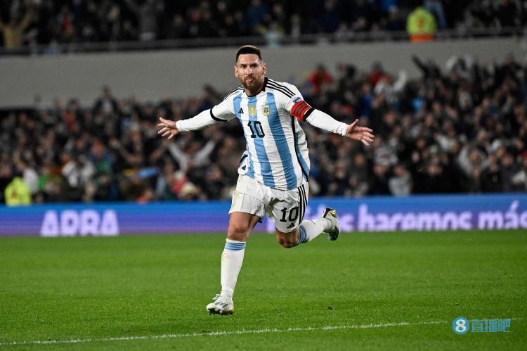 记者：赛前播报首发念梅西时球迷们鼓掌，其他阿根廷球员都是嘘声