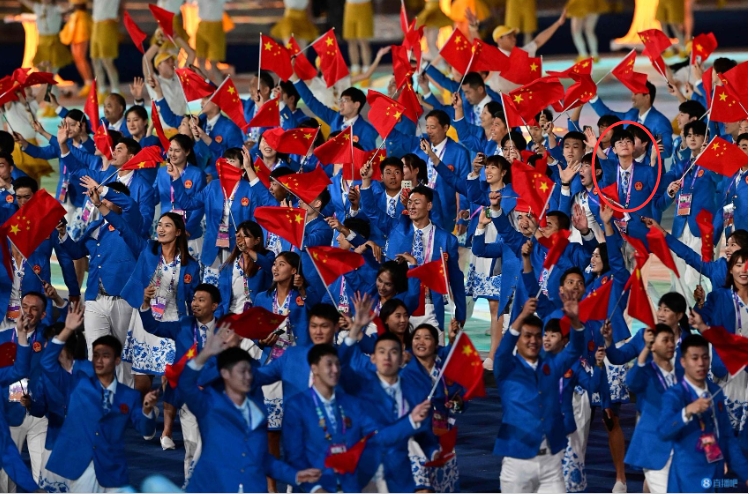 《英雄联盟》项目国家队选手入镜亚运会开幕式！主教练正在自拍?