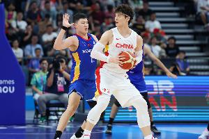 中国男篮险胜蒙古大学生队，内线优势发挥关键作用