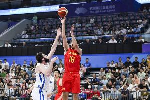 杜润旺表现火热，中国男篮半场领先中国台北男篮