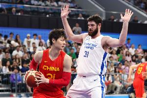 中国男篮小组赛连胜中国台北，两岸球迷热议比赛