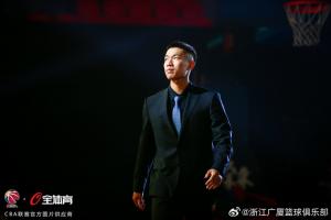 广厦队员杜博阳大腿受伤被送医，将伤停6周
