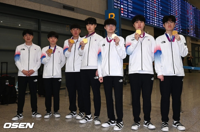 韩媒：刚夺得金牌的英雄联盟韩国代表队选手已抵达韩国