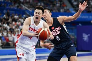 中国男篮大胜中国香港，但转换进攻成新难题