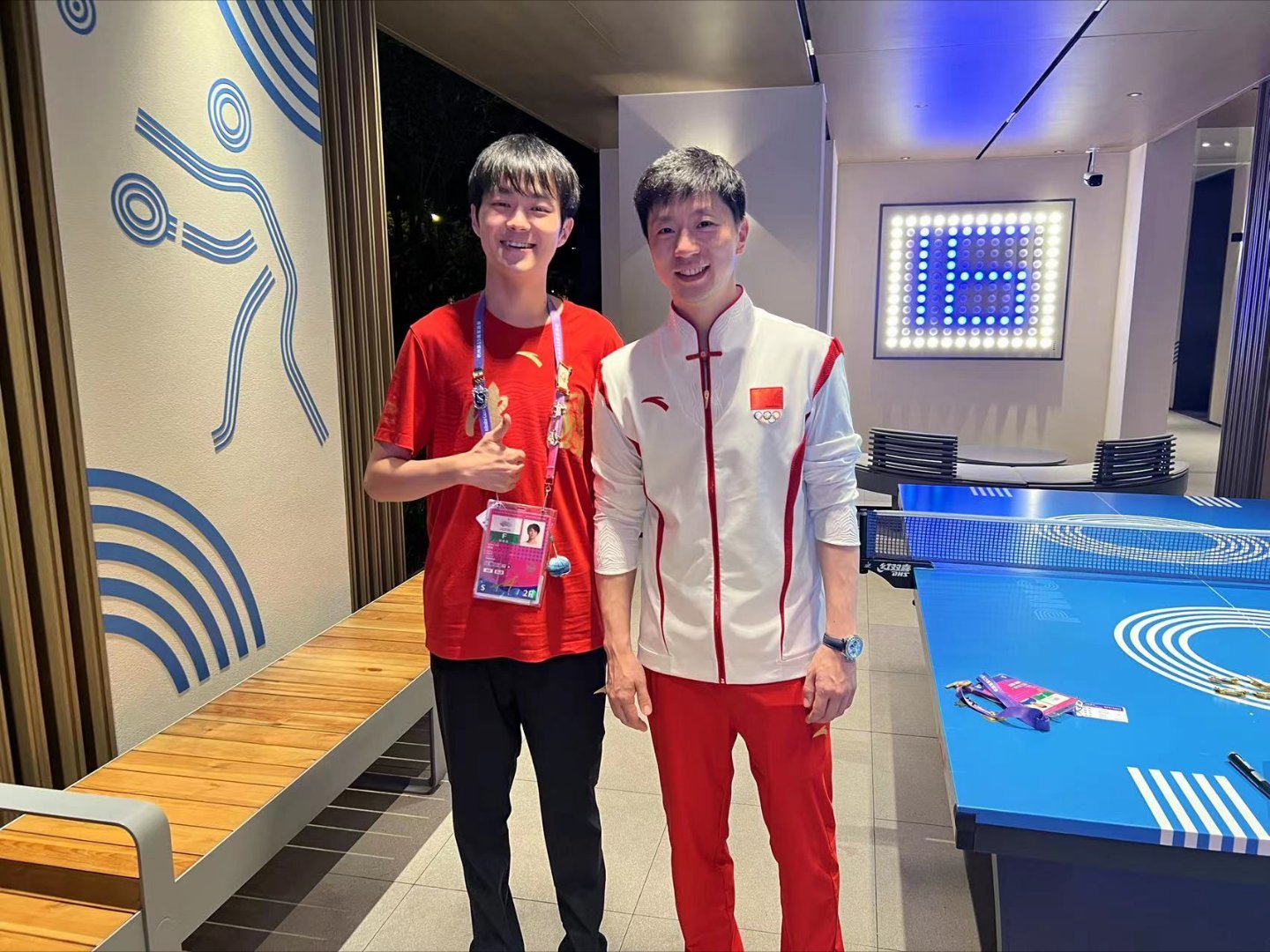 王者荣耀中国代表队选手与乒乓球运动员马龙见面并合照