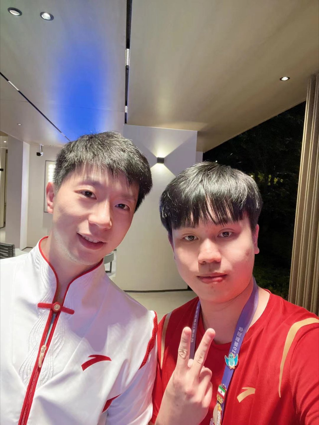王者荣耀中国代表队选手与乒乓球运动员马龙见面并合照