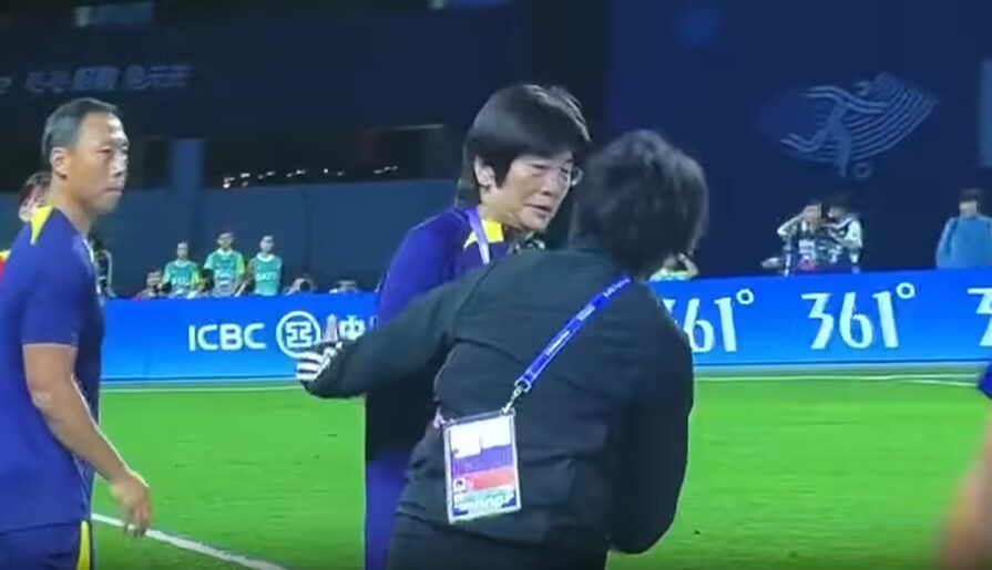 日本女足队员赛后集体向水庆霞鞠躬，水庆霞鼓掌回应