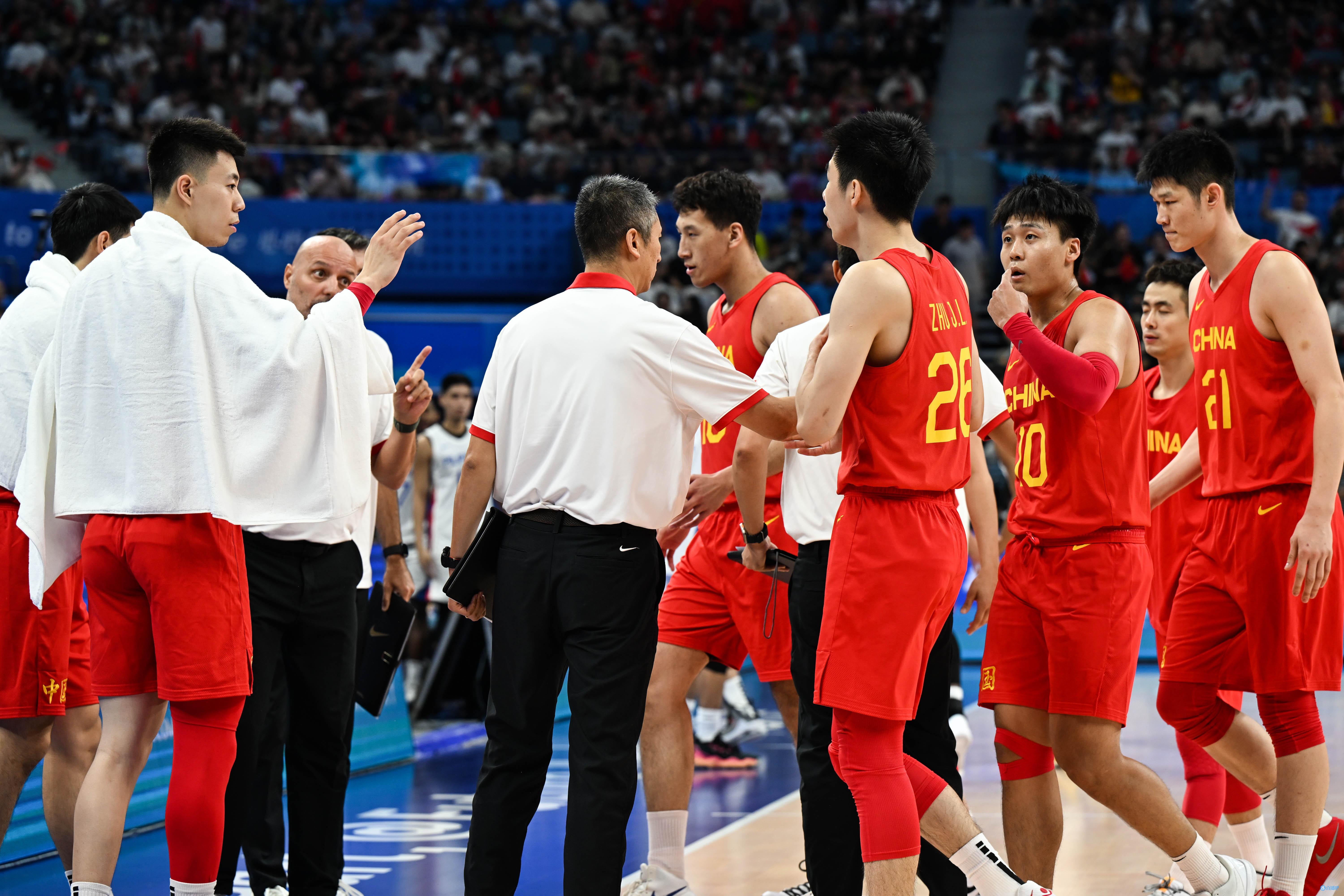 记者：中国男篮应该在5年之内很难有突破 要出成绩 必须狠练
