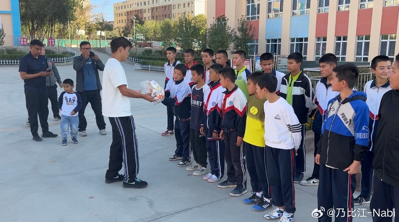 点赞！国安球员乃比江回到家乡新疆做慈善