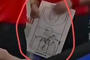 昨天中國(guó)女籃最后一攻的戰(zhàn)術(shù)板 電梯門后給王思雨一劍封喉