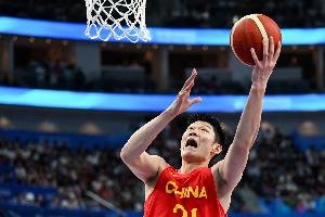 男篮亚洲杯小组赛：中国队半场领先沙特队