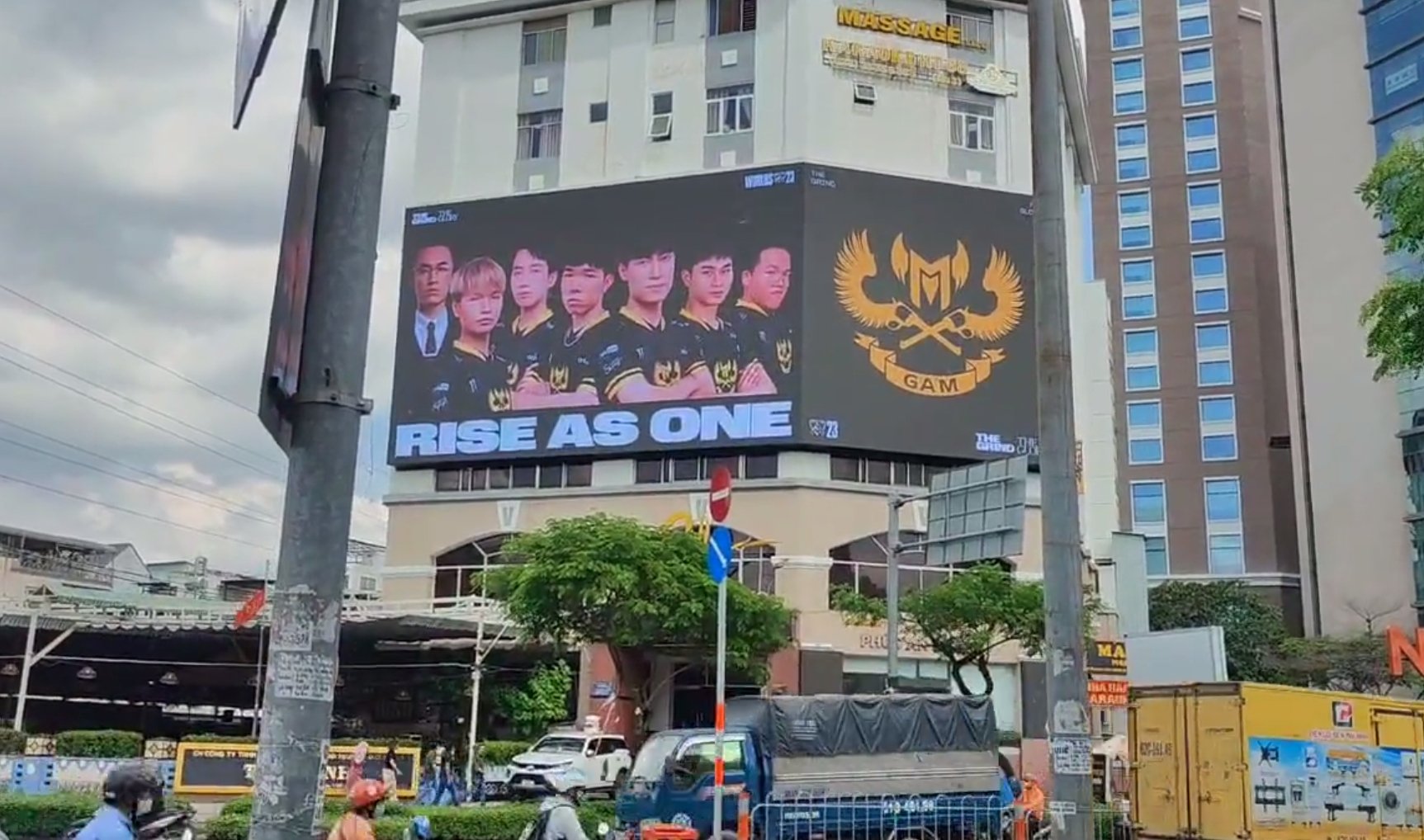 越南胡志明市广告牌海报为两支代表队加油，两队都要打入围赛