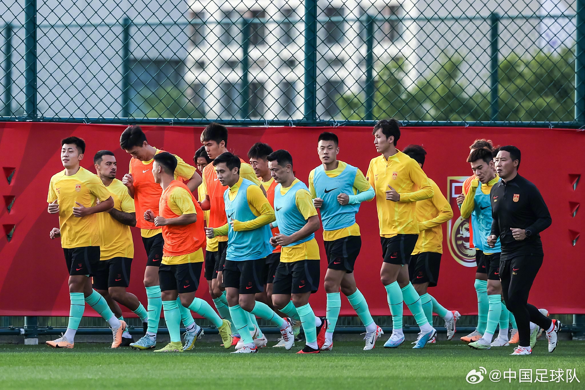 中国男足在大连足球青训基地进行了本期集训第一堂场地训练课