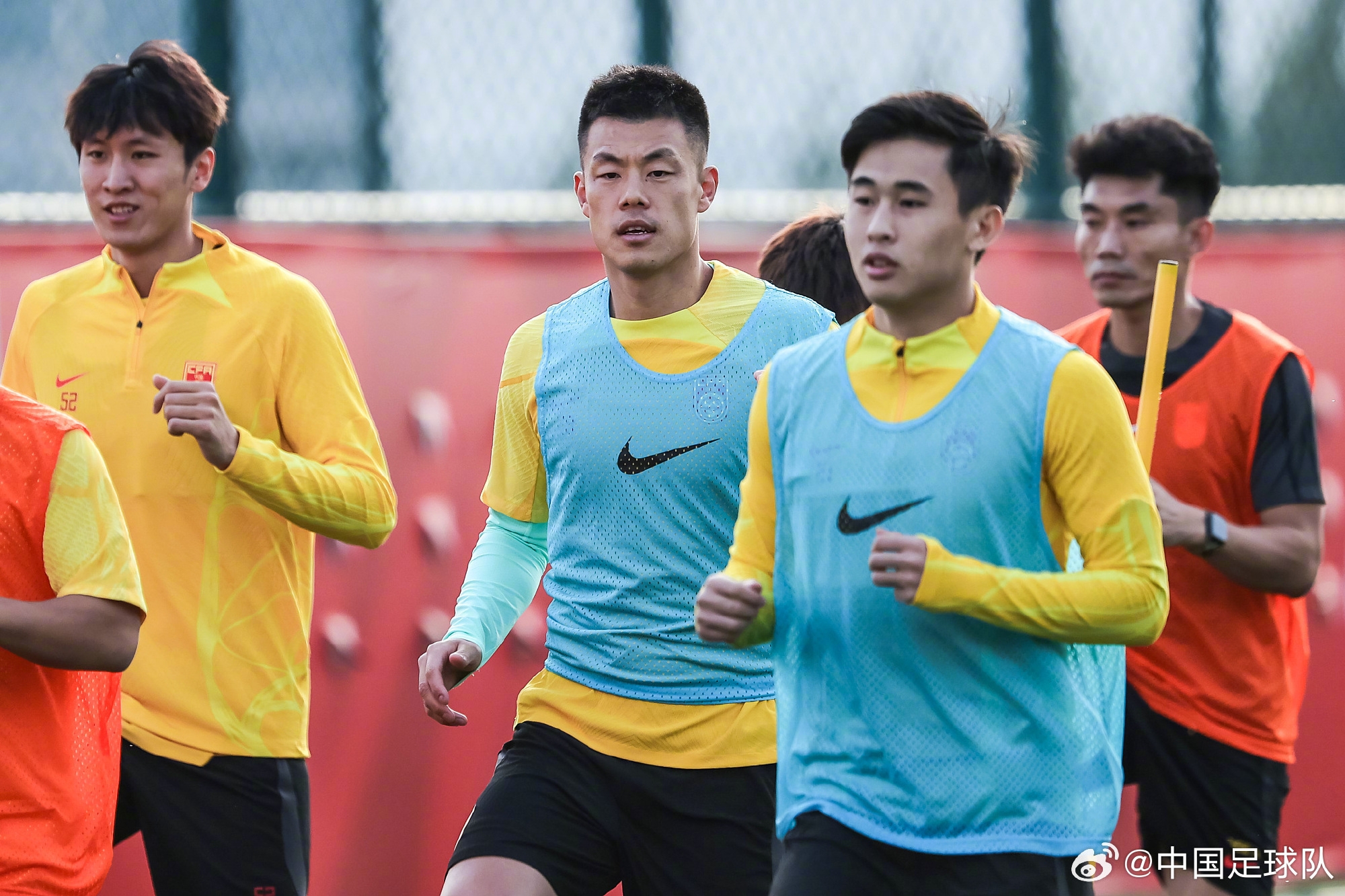 中国男足在大连足球青训基地进行了本期集训第一堂场地训练课
