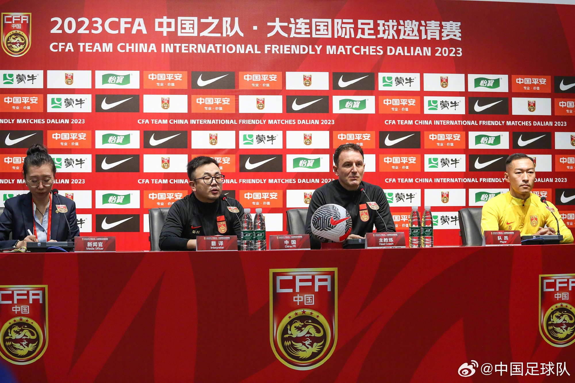 中国队对阵越南队的赛前新闻发布会今日举行，扬科维奇和吴曦出席