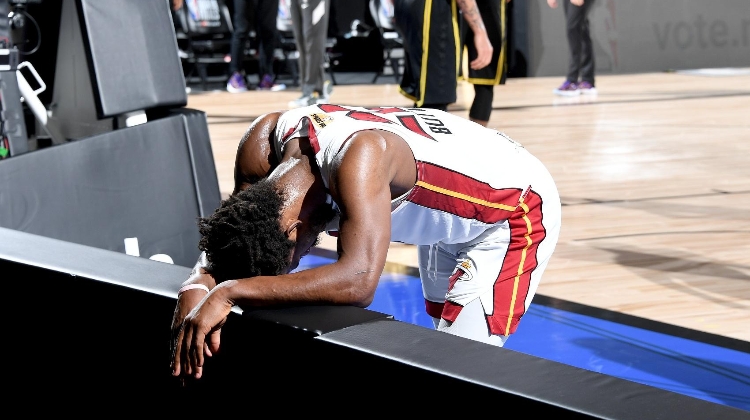 經(jīng)典照出現(xiàn)!3年前的今天:NBA總決賽G5 巴特勒&詹姆斯神仙打架