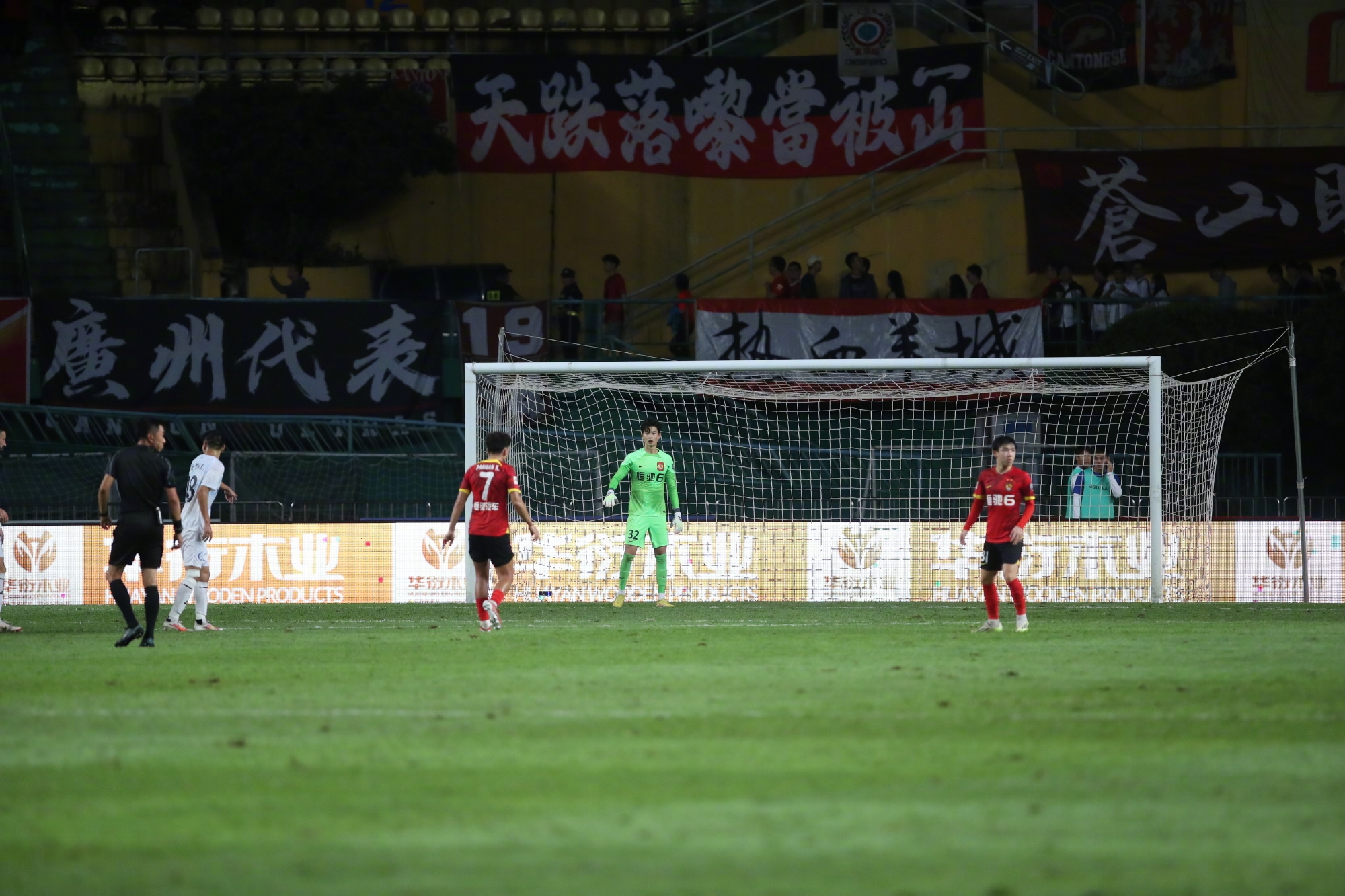 中甲联赛第25轮，广州队主场1:2负于无锡吴钩