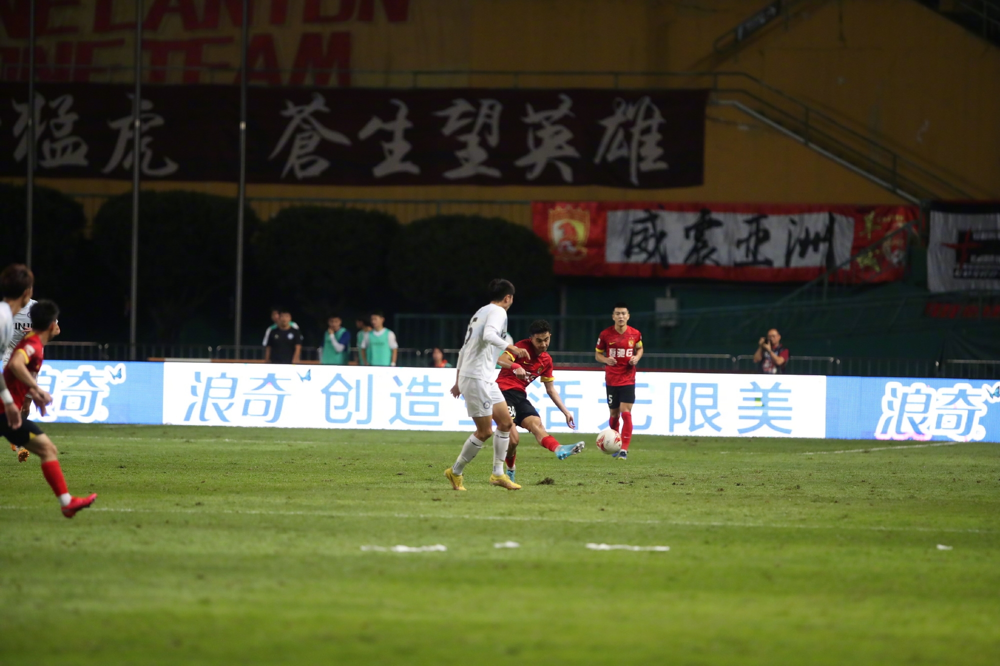 中甲联赛第25轮，广州队主场1:2负于无锡吴钩