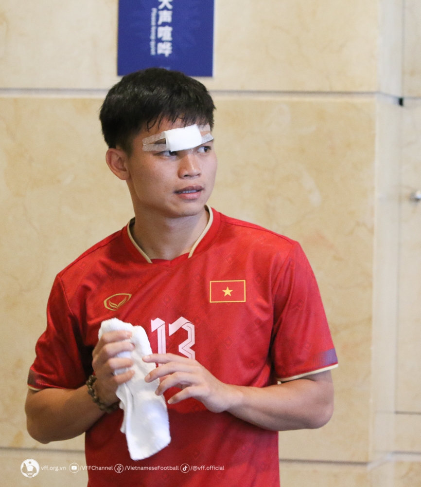 越南足协官方：后卫胡文强昨日与中国球员相撞，头部缝了7针