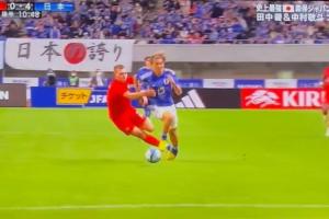 这竟然不是红牌😱中村敬斗被背后飞铲，支撑脚脚踝已经变形😨