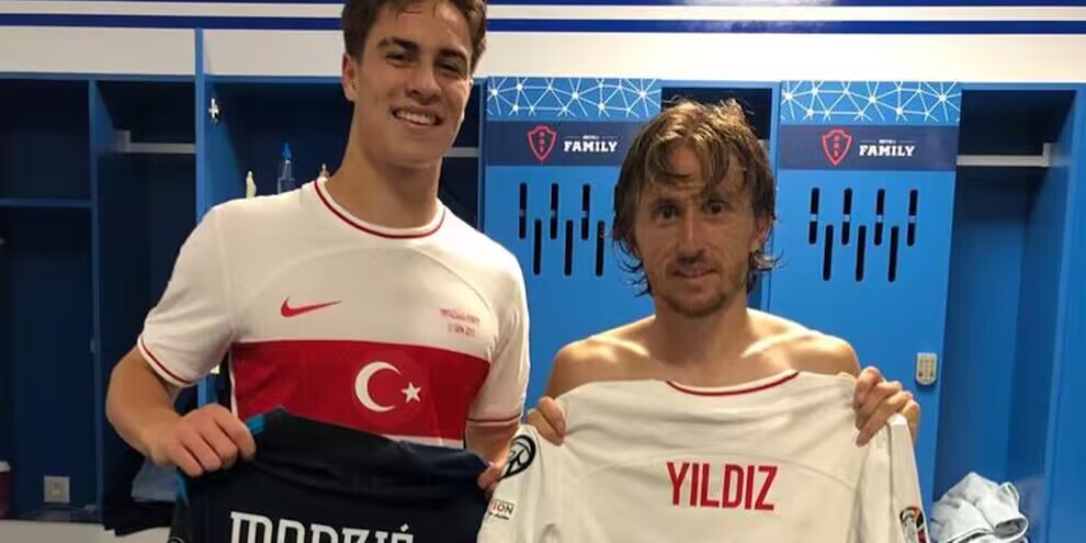 尤文18岁小将伊尔迪兹上演土耳其国家队首秀，和莫德里奇交换球衣