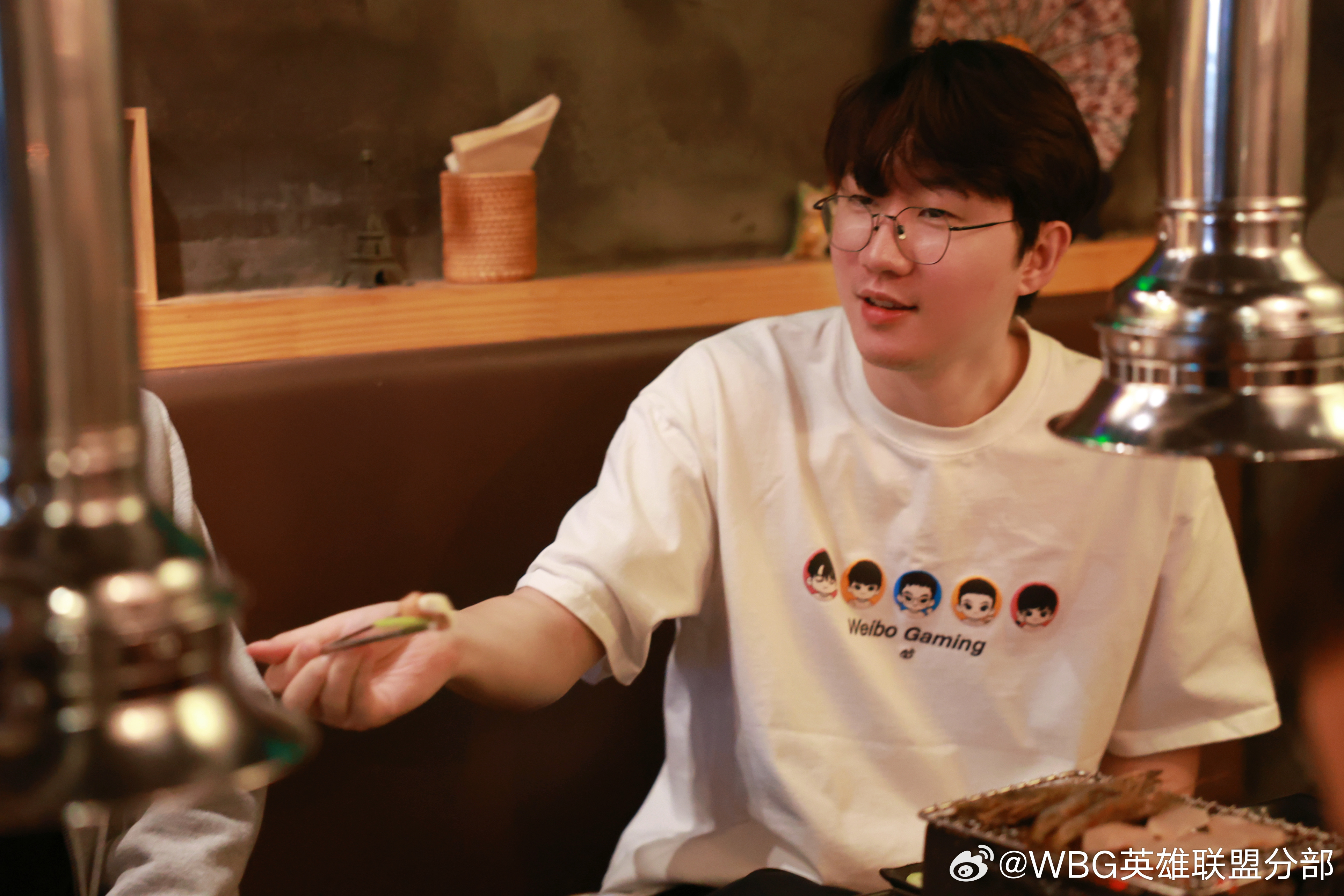 WBG分享选手们一起吃韩国烤肉：下完训练赛的哥几个吃和牛